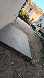 Photo de galerie - Réalisation d'une dalle pour moteur de climatisation 