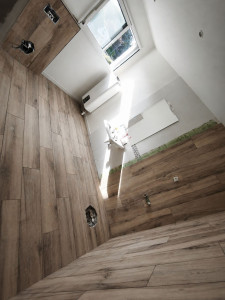 Photo de galerie - Pose de lame imitation parquet 120/23 sur sol non rectifié réglage carreau par careau plus recouvrement mur douche et toilettes suspendue 