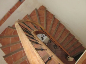 Photo de galerie - Carrelage sur escalier tournant et maison