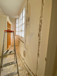 Photo de galerie - Dépose de moulure, impression et enduit pour ce dressing.