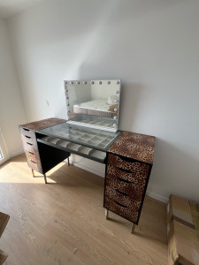 Photo de galerie - Montage et adaptation de différents éléments IKEA pour en faire une coiffeuse 