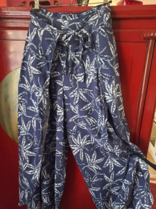 Photo de galerie - Pantalon palazzo en Viscose
pantalon à nouer devant puis derrière
très fluide et agréable à porter 