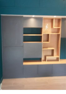 Photo de galerie - Façade de murs 
Fabrication sur mesure 
Mélaminée et Chêne latté 
Armoire et enfilade+ porte battantes  
