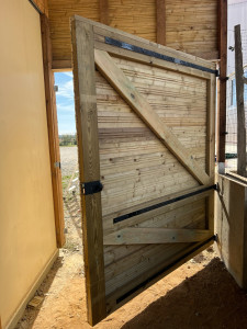 Photo de galerie - Fabrication et pose d’un portail sur mesure sur bâtiment agricole