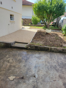 Photo de galerie - Aménagement extérieur,  dessouchages , pose de bordures , petite allée d'accès . 08/2025
