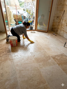 Photo de galerie - Rénovation d’une salle de bain d’exception en pierre naturelle (Travertin) ?✨
Préparation & Planimétrie : Ajustement parfait du support pour une régularité irréprochable.