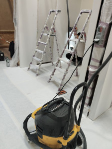 Photo de galerie - Installation cloison / sous-couche / peinture 