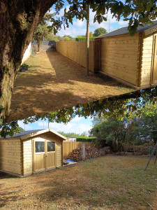 Photo de galerie - 32m de clôture en demi rondin et pose d'un abris de jardin de 8m2 sur dalle béton 