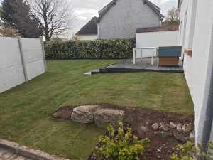 Photo de galerie - Fin de réalisation d'une pose de rouleau à gazon naturel , 