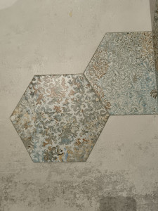 Photo de galerie - Carreau hexagono encastré dans un carreau de 120 par 120