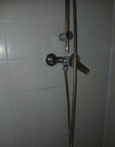 Photo de galerie - Remplacement robinetterie de douche avec joint d'étanchéité à la suite d'une infiltration d'eau 