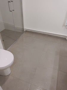 Photo de galerie - Après le nettoyage d'une fin de chantier. Sol dépoussiéré , débarrassé des résidus de colle et de peintures.
A la fin application d'un produit pour enlever le voile de ciment.
