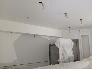 Photo de galerie - Pose des spots au plafond avec branchement et tirages des fils. 