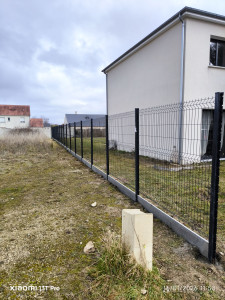 Photo de galerie - Pose de clôture avec soubassement.