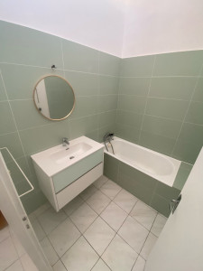 Photo de galerie - Rénovation d’une salle de bain, faïence, réseaux et meuble vasque