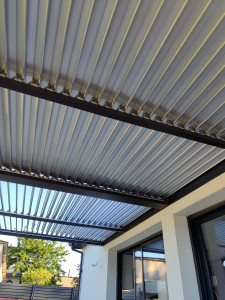 Photo de galerie - Pose d une pergola bioclimatique 