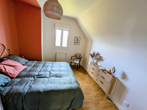 Photo de galerie - Rénovation complète des murs, peinture, 
 encastrement d'une commode dans le mur.