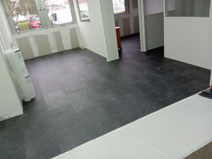 Photo de galerie - Pose de dalles vinyles PVC.