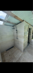 Photo de galerie - Création arrivée d’eau et pose barre douche pour douche extérieur