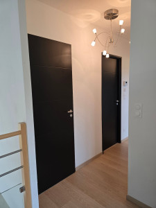 Photo de galerie - Réflection de portes en peinture.