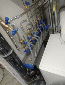 Photo de galerie - Pose d’une nourrice de distribution sanitaire avec vannes d’isolement et bac de rétention en immeuble