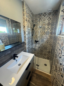 Photo de galerie - Entretien d’une salle de bain pleine de calcaire?