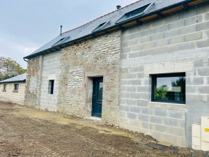 Photo de galerie - Pose de pierre plus pose deux 2 mur en aglos pour recevoir un bardage bois 