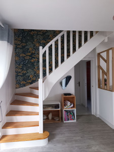 Photo de galerie - Peinture sur nez de marche rambarde d'escalier limon pose d'un papier peint