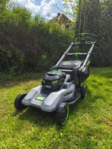 Photo de galerie - Notre tondeuse électrique Ego Power+ avec récupération de l'herbe ou mulching.