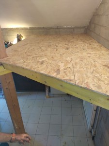 Photo de galerie - Fabrication d'une petite mezzanine de rangement dans un garage
