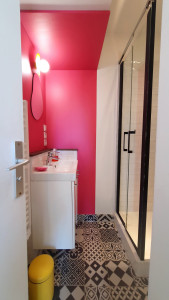 Photo de galerie - Rénovation salle d'eau Biarritz centre avec architecte d'intérieur. Étanchéité et désolidarisation du carrelage sur plancher bois pour un résultat durable.