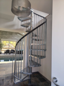 Photo de galerie - Spécialiste en pose d'escaliers hélicoïdaux et sur mesure.