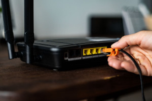 Photo de galerie - Installation de box internet et connexion de dispositifs (PC, smartphone, TV, caméra,…)