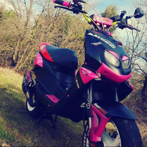 Photo de galerie - Bonjours Voilà une nouvelle petite rénovation complète peinture ? rose et noir sur un Peugeot tkr 
