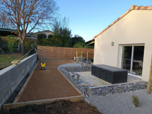 Photo de galerie - Pose bordures et terrain de pétanque 
