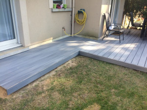 Photo de galerie - Création d'une terrasse en composite bleu