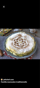 Photo de galerie - Ndeuse ?  Pastilla marocaine ?? Une fine pâte croustillante garnie de poulet délicatement épicé, d’amandes croquantes et subtilement parfumée à la cannelle… un équilibre raffiné entre le sucré et le salé ✨