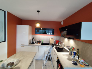 Photo de galerie - Peinture murale d'une cuisine en coloris terracotta après finitions