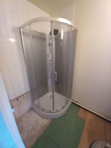 Photo de galerie - Pose d'une cabine de douche a la place d'une baignoire 