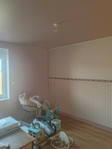 Photo de galerie - Mise en peinture et pose de tapisserie avec frise sur la commune d'Illies