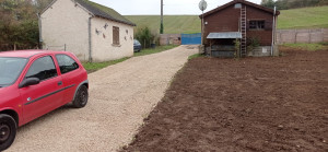 Photo de galerie - Apport de calcaire, nivelage, et compactage 