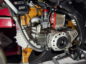 Photo de galerie - Installation d’un moteur neuf sur DirtBike. Percages du carter d’allumage pour un meilleur refroidissement et installation d’un kit de démarrage externe