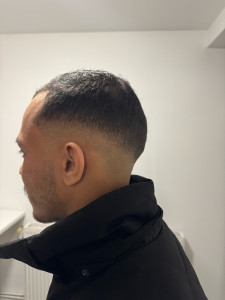 Photo de galerie - Client très satisfait du résultat : coupe propre, soignée et réalisée exactement selon sa demande.