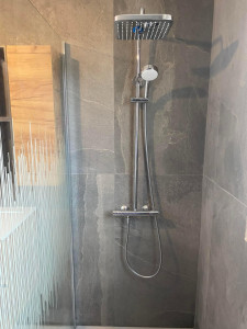 Photo de galerie - Rénovation complète de la salle de bain  pose faïence / carrelage + modification de la plomberie et raccordement 