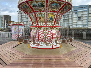 Photo de galerie - J ai réalisé ce plancher et chaises volantes du manège au touquet Paris plage .