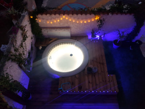 Photo de galerie - Aménagement d'une plage bois autour d'un SPA gonflable (électricité, menuiserie, structure métallique, jardinage)