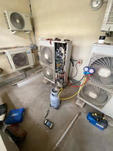 Photo de galerie - Dépannage d’un système de climatisation VRV dans un bureau. Recherche de panne, vérification des pressions et connexions frigorifiques, contrôle des unités intérieures et remise en service du système pour un confort optimal.