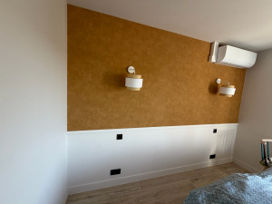 Photo de galerie - Rénovation d’un mur à la base vert, peinture blanche en bas, tapisserie effet à la chaux en haut & baguette de finition au milieu :) 
