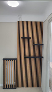 Photo de galerie - Pose des panneaux decoration et étagère 