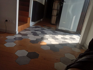 Photo de galerie - Carrelage hexagonal et parquet 
